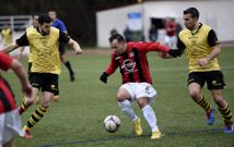 El jugador del Castriz �lex Flores entre los ceenses Javi Bicho y Borja en San Paio de Refoxos. 