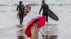 Varias personas en la playa de San Lorenzo de Gij�n