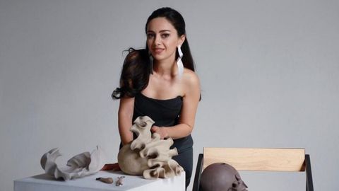 Viliana Grigorian, artista de 37 a�os que vive en Santiago. Su �xito como ceramista fue para ella tan inesperado como gratificante. Sus obras se inspiran en la naturaleza que la rodea: �Como viv� casi toda mi vida cerca del mar, los movimientos de las olas est�n muy presentes para m�. Tambi�n plasmo las hojas que veo cuando paseo o la forma de un tronco precioso que hay en la Alameda de Santiago�.