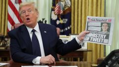 Trump muestra una portda de New York Post antes de firmar la orden ejecutiva contra las redes sociales