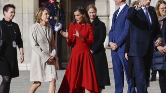 La reina Letizia, con un vestido de The 2nd Skin Co, habla con la primera dama de Alemania el pasado mircoles.