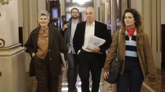 Francisco Jorquera, en el centro, a su llegada al pleno de este jueves