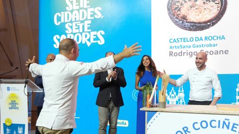 �lvaro P�rez, de Artesana Gastrobar, se acerca a felicitar a Rodrigo Seoane, su jefe de cocina