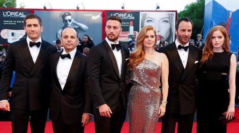 De izquierda a derecha, el actor Jake Gyllenhaal, el productor Robert Salerno, el actor Aaron Taylor-Johnson, la actriz Amy Adams, el director Tom Ford y la actriz Ellie Bamber, durante la alfombra roja de la película «Nocturnal Animals»