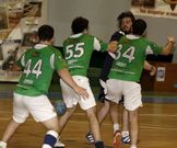 ElSanjurjo intenta dar un pase entre tres jugadores de la Sar.