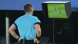 El &aacute;rbitro revisa la acci&oacute;n de la expulsi&oacute;n de Pau Cubars&iacute;.