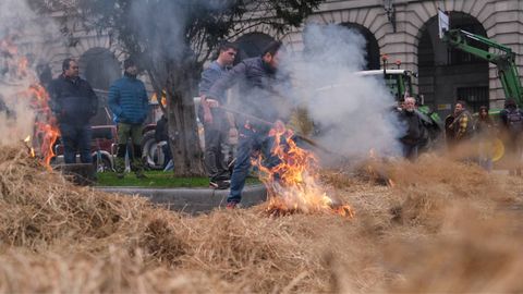 As� fue la tractorada en Oviedo convocada por URA, USAGA, COAG y ASAJA contra el acuerdo de libre comercio entre la Uni�n Europea y los pa�ses del Mercosur