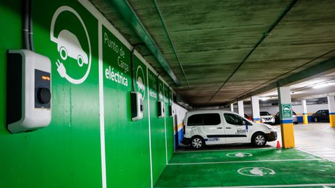 Punto de carga para vehícluos eléctricos en el párking de la plaza de Galicia de Boiro