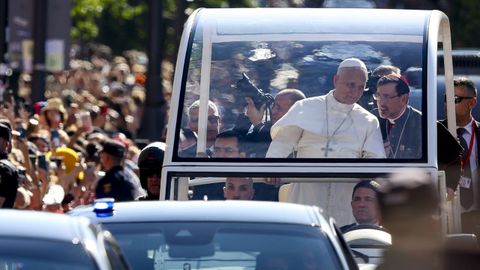 El papa con Jos� Cobo en el papam�vil.