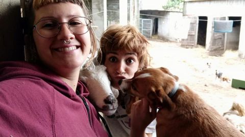 El santuario animal de Vacaloura cuenta desde el día 5 con dos voluntarias residentes llegadas desde Madrid. Ami y María ayudan, entre otras muchas cosas, a acondicionar el nuevo terreno al que se trasladará el refugio y sus moradores; un proyecto que avanza a paso lento por el parón en las donaciones.