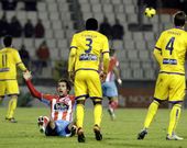 Pablo S�nchez, lament�ndose ante los defensas del Alcorc�n Camille y Verd�s.