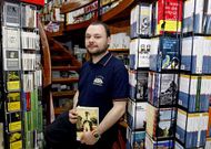 Javier Yuste posa con un ejemplar de su opera prima, �Los �ltimos a�os de mi primera guerra�.