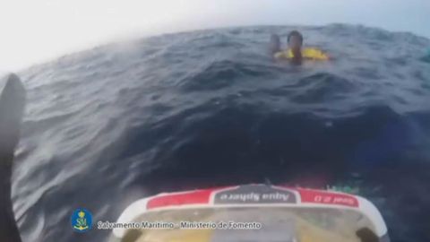 Ag�nico rescate en el mar de Albor�n de dos inmigrantes que estaban en el agua