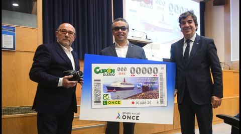 El fotoperiodista Xos� Castro, autor de la imagen que ilustra el cup�n, con Manuel Mart�nez Pan, delegado de la ONCE en Galicia, y Mart�n Fern�ndez Prado, presidente del Puerto de A Coru�a