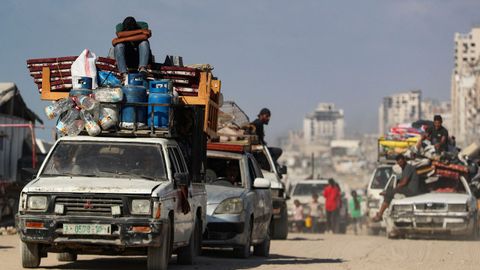 Un convoy de palestinos evacúa Ciudad de Gaza.
