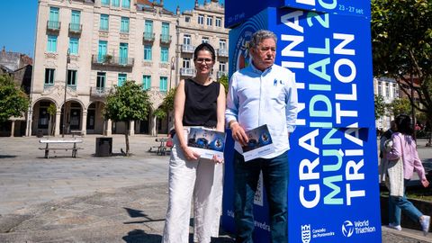 La concejala de Deportes, Anabel Gul�as, y el alcalde, Miguel Anxo Fern�ndez Lores, con la bandera de que faltan cien d�as para la final de las Series Mundiales