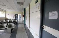 Un aviso colgado en la puerta advert�a de que los facultativos que no estaban de servicio.