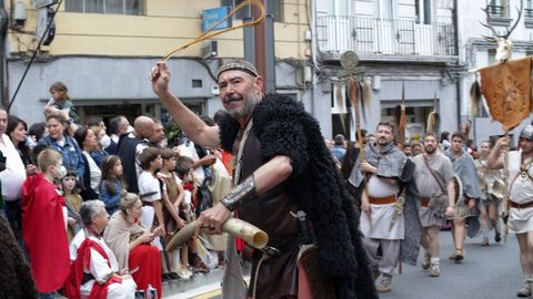 Desfile de las asociaciones junto a la Ronda da Muralla