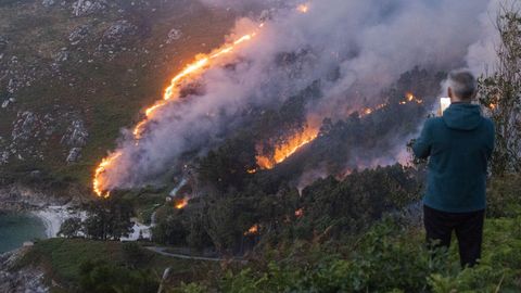 Lengua de fuego que llegó a la playa de A Barda, en Corme