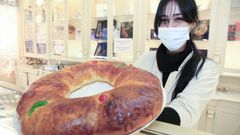 Una empleada de la confiter�a Madarro muestra un rosc�n de Reyes