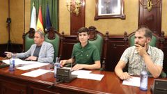 Lu�s P�rez Barral (en el centro) presidi� el pleno ordinario de septiembre