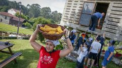 Alumnos del CEIP� Campanario participando en su tradicional mui�ada