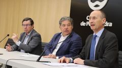 L�pez Font, Fern�ndez Lores y V�ctor Gonz�lez, durante la presentaci�n de los cursos de verano de la UNED
