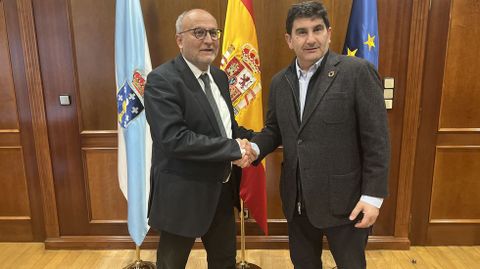 Abel Losada, a la izquierda, tras ser nombrado por Pedro Blanco.