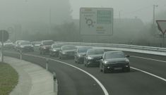 La comitiva de coches oficiales, ayer durante la inauguraci�n del tramo Monforte-B�veda. 