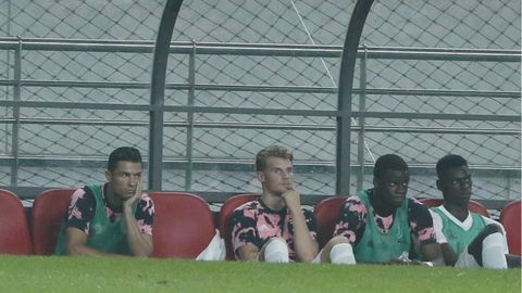 Cristiano, en el banquillo, durante el partido entre el Juventus y el combinado de jugadores surcoreanos celebrado en Seul
