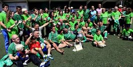 Jugadores, directivos y aficionados del Corcubi�n celebraron el t�tulo conseguido al final en el propio terreno de juego Fotos.
