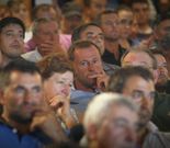 Tras la multitudinaria asamblea celebrada en A Illa, este viernes el encuentro ser� en Rianxo. 