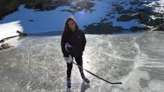 Una joven patina sobre el lago de Cuia, en Os Ancares, que lleva das congelado