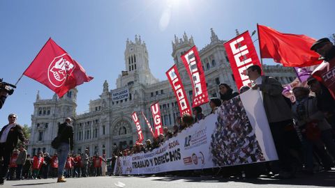 Miles de personas participaron esta mañana en la manifestación central del 1 de Mayo en Madrid.