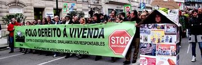 Protesta de manifestantes de Stop Desahucios celebrada el pasado s�bado en Vigo contra los desalojos de hipotecados e inquilinos.