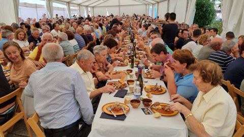 Un total de 1.400 personas participaron en la comida popular.