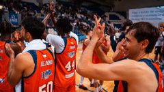 El equipo aplaude a los aficionados despu&eacute;s de vencer ante el Fibwi Palma.