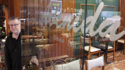 Emilio V�zquez en el interior de la cafeter�a Avenida, en una foto de archivo.