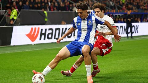 Gabri Veiga y Miguel Rodrguez, durante el encuentro de Europa League entre Utrecht y Oporto.