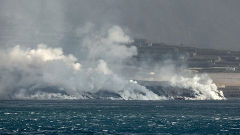 La colad del volc�n de la Palma, que lleg� al mar, sigue avanzado 