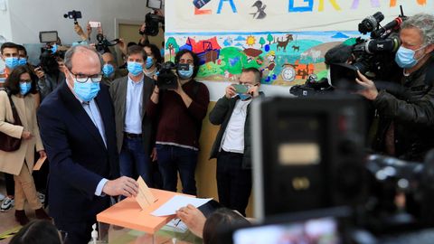 El candidato del PSOE, ngel Gabilondo, vot en el colegio Joaqun Turina.
