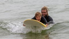 Luc�a P�rez pudo volver a ba�arse en el mar gracias al surf adaptado.