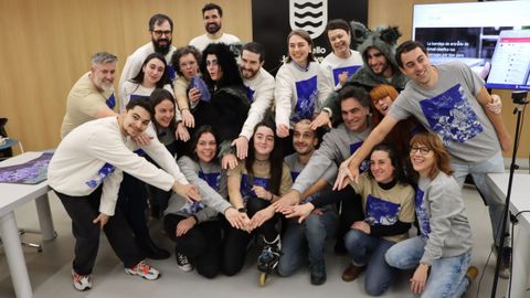 Monitores de Noites Abertas y el concejal de Xuventude, Demetrio Gómez, este martes en el Concello de Pontevedra