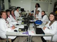 <span lang= es-es >Dise�o Gr�fico</span>. Los alumnos del m�dulo de dise�o gr�fico trabajan con ordenadores, pues toda la formaci�n que reciben est� totalmente informatizada. La mayor�a destaca que las clases son duras y que se concentra mucha formaci�n en poco tiempo. A�n as�, est�n encantados con el taller de empleo. 