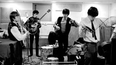 �Paint It Black�, de los Rolling Stones y versionada por Los Salvajes en Espa�a como �Todo Negro� fue compuesta en 1966