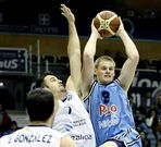 Schaftenaar, con el bal�n ante el Ourense.