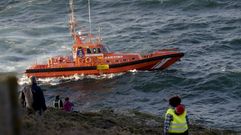 Labores de rescate del percebeiro que se cay� al mar en Arteixo 