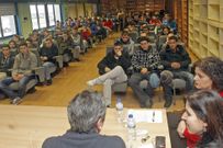 A biblioteca do centro encheuse para a mesa redonda<span lang= es-es >. </span>