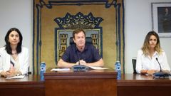 Mara Nogareda (Alternativa dos Vecios), Benito Portela (alcalde de Sada, de Sadamaiora) y Isabel Reimndez (BNG), en una imagen de archivo en el saln de plenos