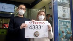 Diego Rodriguez y Lorena Fern�ndez, titulares de la Administraci�n de Loter�as de la calle la Merced 29 de Gij�n, celebran entregar un quinto premio